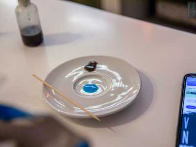 Ora il 35enne ci mostra come realizza le sue creazioni su dei cappuccini. Per prima cosa prende un �topper�: una sorta di stecchino di legno con cui traccia la forma del disegno sulla schiuma del latte